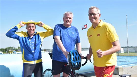 Starten als Staffel gemeinsam beim Triathlon: Die Bürgermeister Timo Gerke, Matthias Riel und Knut Willenbockel (von links).