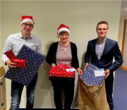 Starten wieder eine Weihnachtshilfsaktion: Claus Gerkens (links) und Udo Feindt vom Fußball-Förderkreis des TuS Jork nehmen Beke zum Felde von der Volksbank Stade-Cuxhaven in ihre Mitte. Foto: Obst