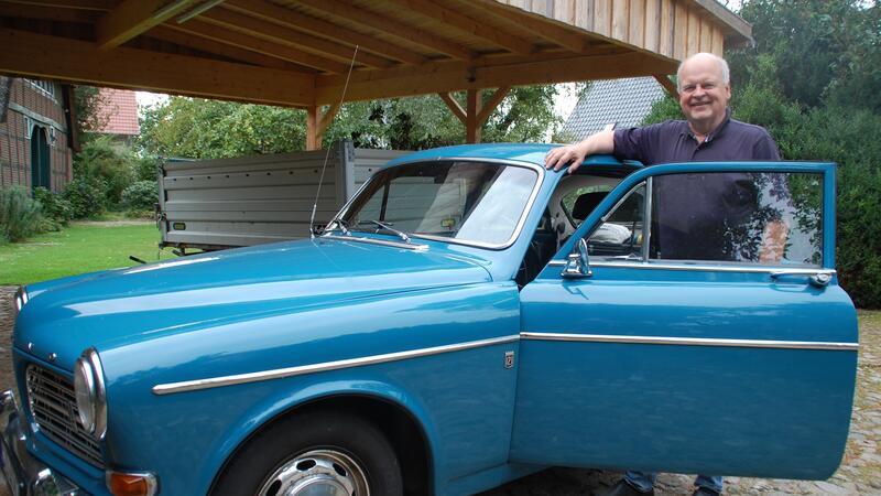 Startet jetzt im Samtgemeinderat durch: Oldtimer-Fan Prof. Dr. Hinrich Mohr mit seinem Volvo Amazon.