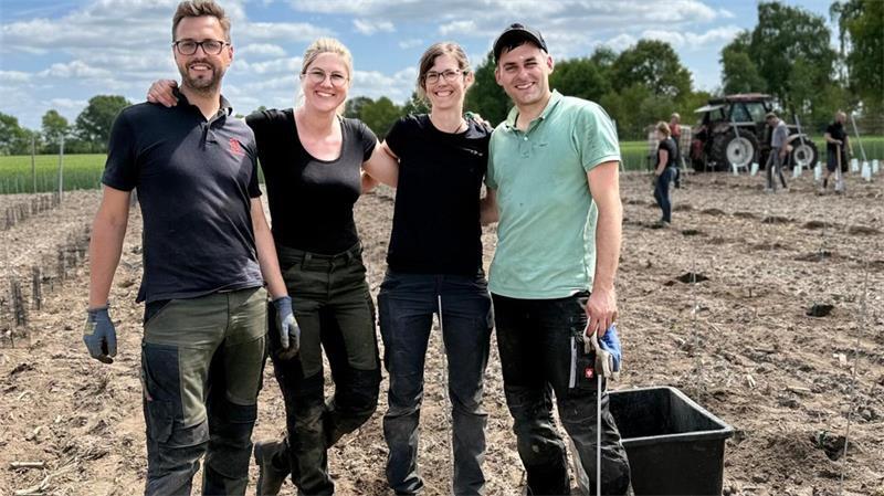 2400 Reben: Wie Freunde den Weinbau auf die Geest holen Starteten 2024 das Projekt „Traube und Biene“ (von links): Die Paare Alexander Ernst und Jana Heins sowie Florian und Maren Schubert.