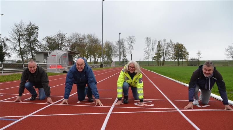 Leichtathleten können in Freiburg wieder an den Start gehen Startklar auf neuer Laufbahn: Gemeindedirektor Christian von Holt, Bauamtsleiter Ernst Hülsen, Planerin Sigrid Schulz (Ingenieurgesellschaft Niederelbe) und Randolf Neltner vom MTV (von links).
