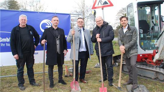 Startklar zum Glasfaserausbau (von links): Gerd Elmers, Cemil Köse, Daniel Berg von Glasfasertech, Sauensieks Bürgermeister Rolf Suhr und Utz Wilke von Premium-Netz.