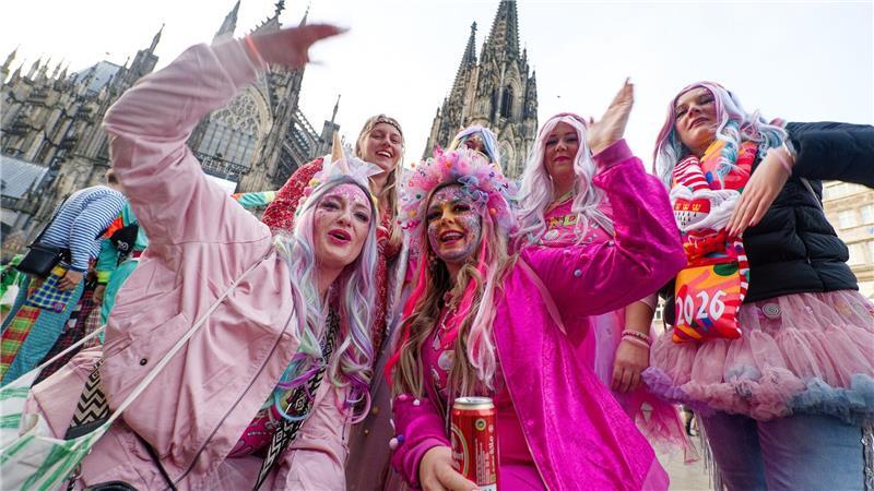 Startschuss für die Karnevalssession um 11:11 Uhr - Jecken aus der Eifel auf dem Kölner Domplatz