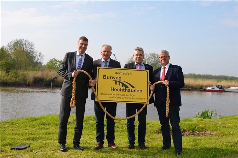 Startschuss für die Planung des Projekts Dorfregion am Oste-Ufer mit den Landräten Kai-Uwe Bielefeld (l.) und Michael Roesberg (r.) sowie den beiden Bürgermeistern Matthias Wolff (Burweg) und Jan Tiedemann (Hechthausen, 2. v. l.). Foto: von Allwörden