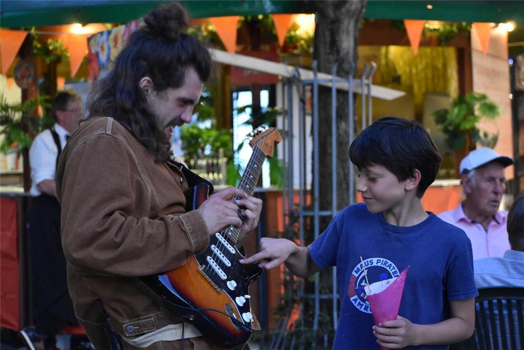 Staßenmusiker Borja Catanesi ist dafür bekannt, das Publikum immer wieder in sei...