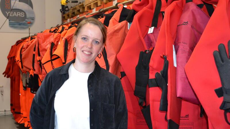 Meisterin aus Stade ist die beste Kfz-Technikerin - und wechselt Branche Statt Autos wartet die Kfz-Meisterin Kristina Eylmann jetzt Rettungsmittel, wie diese Taucheranzüge, der Hatecke-Tochter Marescape in Dornbusch.