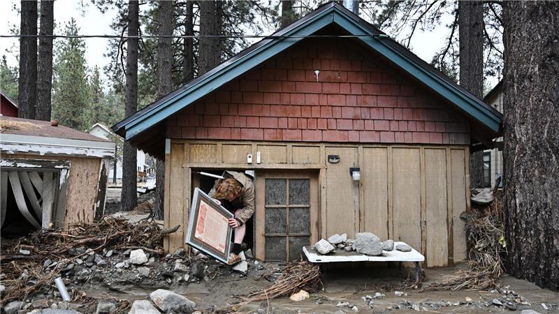 Statt Weihnachten unter dem Tannenbaum zu feiern, wurden Menschen von Erdlawinen, Stromausfällen oder anderen Folgen des Wintersturms überrascht.