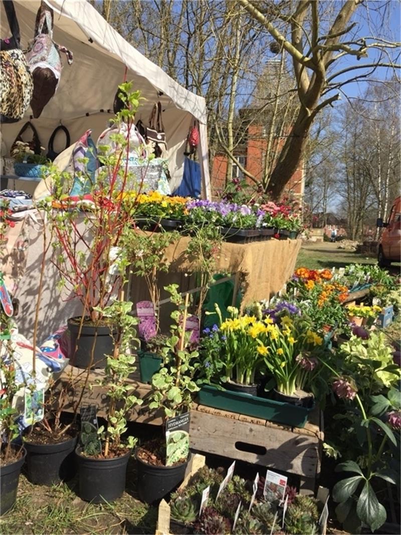 65 Aussteller beim Horneburger „Handmade“-Markt Statt am Schloss findet der Kunst- und Handwerkermarkt „Handmade“ am Bahnhof statt.