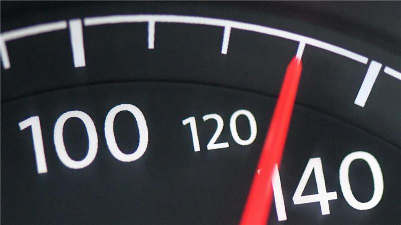 Statt der vorgegebenen 70 km/h war ein junger Fahrer mit 117 Stundenkilometern in Lamstedt unterwegs.