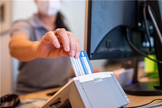 Statt eines Rezeptes auf Papier: Auch über die Versichertenkarte der Krankenkasse lassen sich künftig Medikakmente aus der Apotheke abholen. Foto: David Inderlied/dpa/dpa-tmn