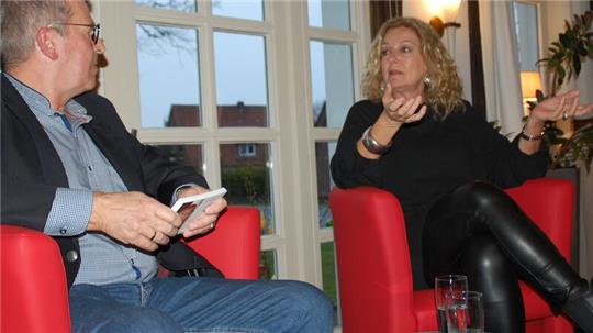 Statt rotem Sofa gab es Talk auf dem roten Sessel: Bettina Tietjen im Gespräch mit Axel Panknier in Helmste.