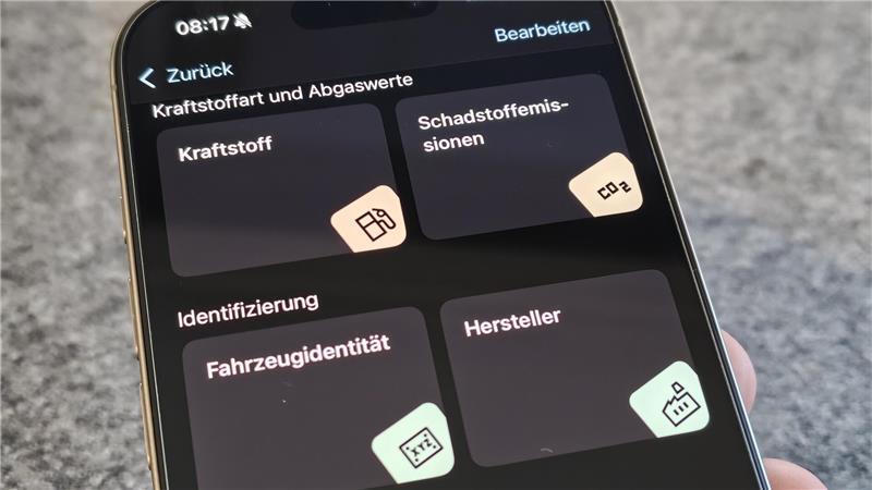 Autofahrer aufgepasst! So funktioniert die neue Fahrzeugschein-App Statt winziger Zeilen und Spalten mit kryptischen Nummern gibt es nun übersichtliche Kategorien für alle Einträge.