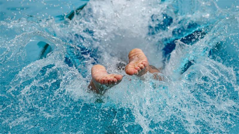 Spendenbereitschaft sinkt – DRK ruft zu Blutspenden auf Statt zur Blutspende gehen viele lieber ins Freibad (Archivbild).