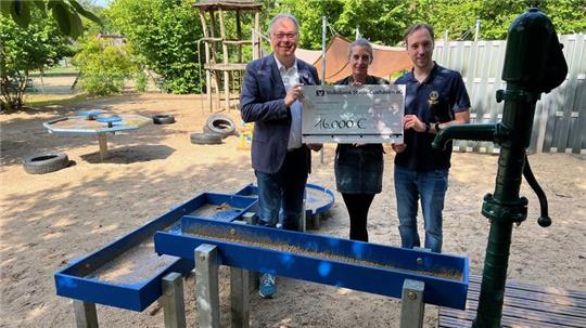 Stattliche Summe: Für die behindertengerechte Gestaltung des Spielplatzes übergaben Markus Lechtenböhmer (links) und Matthias Geier vom Lionsclub Stade einen Scheck über 16.000 Euro an Kita-Leiterin Marit Thielpape.