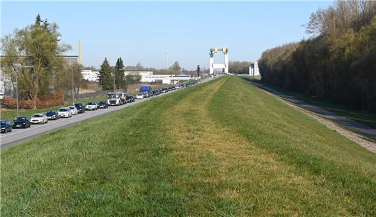 Stau: Blick vom Neuenfelder Hauptdeich in Richtung Este-Sperrwerk im morgendlichen Berufsverkehr. Der Elbdeich soll erhöht, die Straße nach Süden verlegt werden. Der Auwald muss geschützt werden.