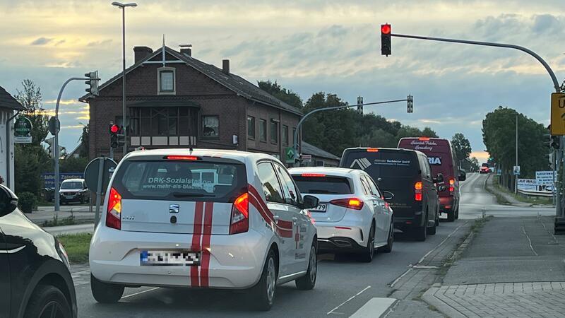 Stau an der Königreicher Straße: Jetzt will die Niedersächsische Landesbehörde für Straßenbau und Verkehr die Ampel-Anlage reparieren.