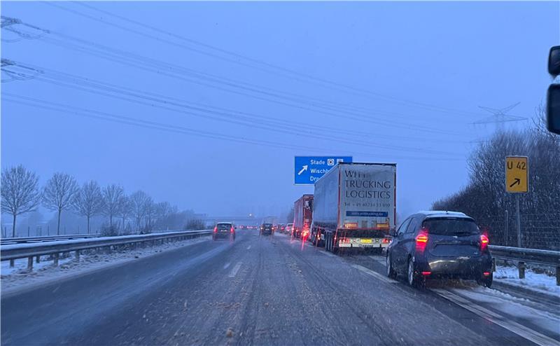 Stau auf der A26-Abfahrt Stade Ost.