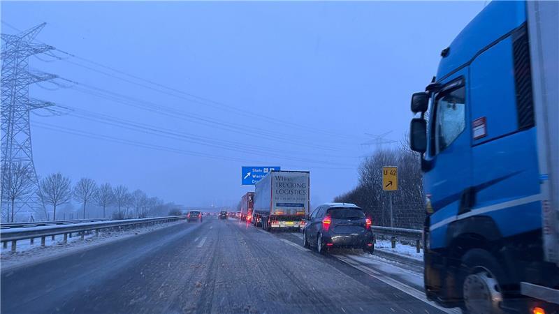 Stau auf der A26-Abfahrt Stade-Ost. Am Montagmorgen war es wegen Glätte zu Problemen gekommen.