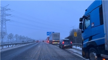 Stau auf der A26-Abfahrt Stade-Ost. Am Montagmorgen war es wegen Glätte zu Problemen gekommen.