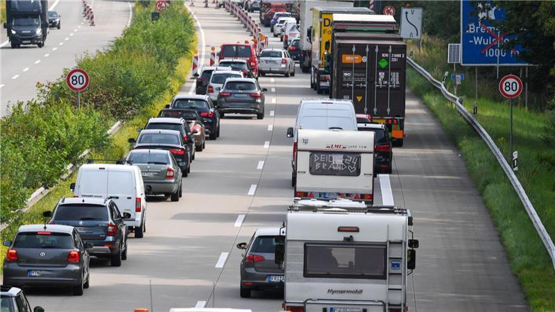 Stau auf der A27 bei Bremerhaven-Wulsdorf: Anreise zum Deichbrand 2024.