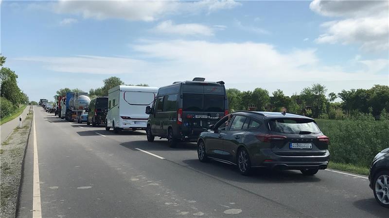 Fischbrötchen entschädigt: Pfingsturlaub startet mit Stau vor der Elbfähre Stau auf der Zufahrt zur Elbfähre.
