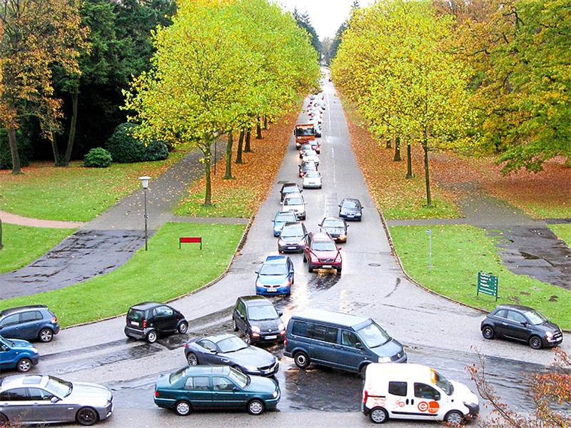 Stau zwischen den Gräbern: Künftig soll eine Schranke auf dem Friedhof Ohlsdorf den Durchgangsverkehr abhalten. Foto: HF AöR