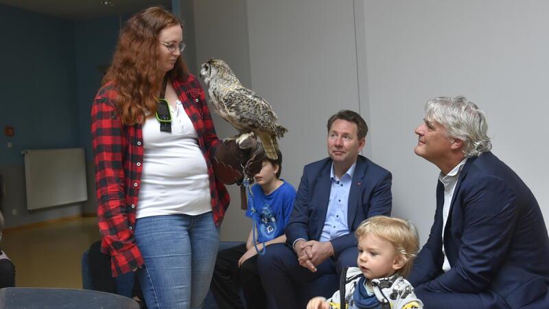 Staunende Blicke auf Falknerin Sandra Becker und ihren Uhu Hera.