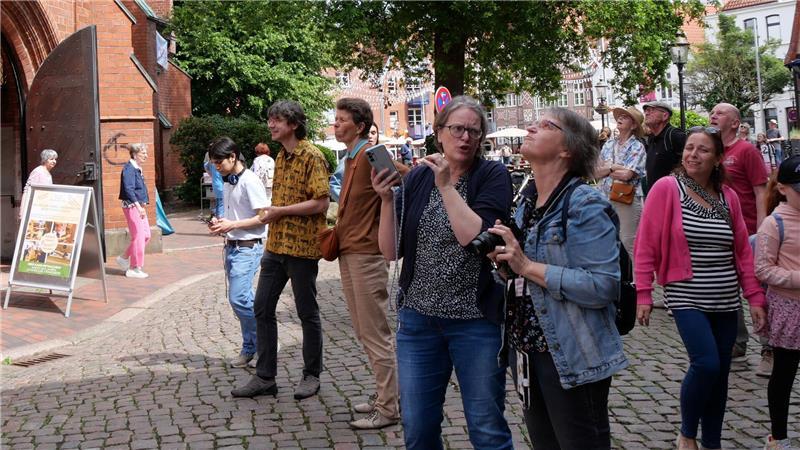 Mutige vor: Waghalsige Abseilaktion an der Buxtehuder Petrikirche Staunende und bewundernde Blicke nach oben bei den Zuschauern.