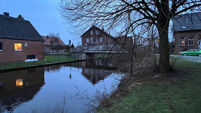Staustufe: Blick auf die Brücke („Neubrück“) zwischen Guderhandviertel und Neuenkirchen.