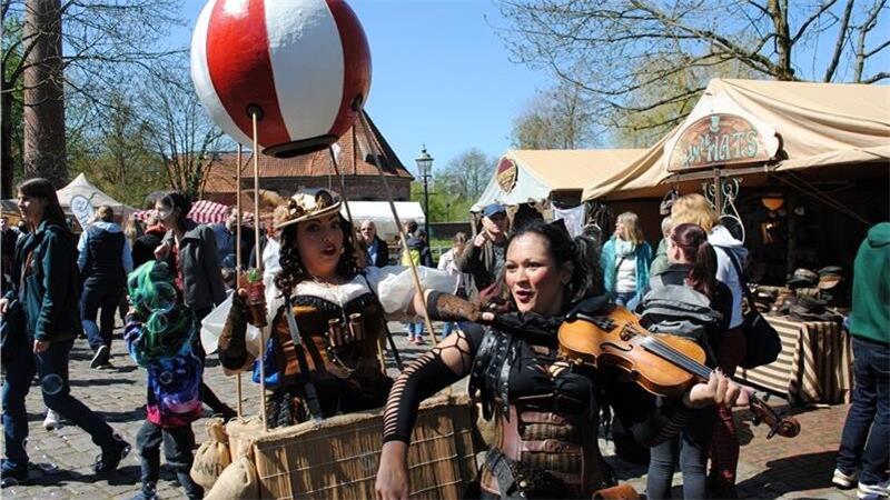 Steampunk-Darstellerinnen 2023 in Aktion: Ihre gute Laune übertrug sich auf viele Besucher.