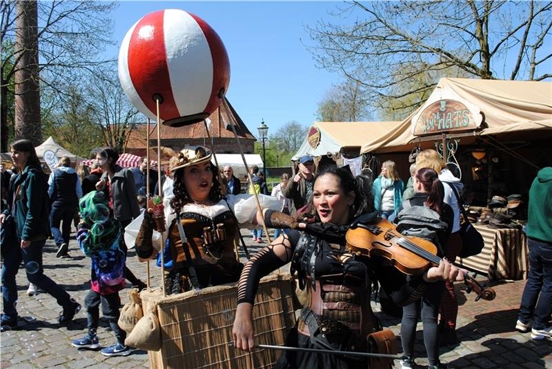 Nach Riesenerfolg: So geht es mit dem Steampunk-Festival in Buxtehude weiter Steampunk-Darstellerinnen in Aktion: Ihre gute Laune übertrug sich auf viele Besucher.