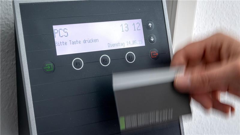 Stechuhr, Karte, App - zur Zeiterfassung gibt viele Möglichkeiten.