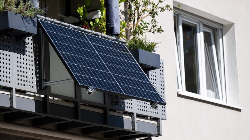 Mehr als 400.000 Balkonkraftwerke - Zahl steigt rasant Stecker-Solaranlagen für den Balkon können die eigene Stromrechnung senken. Ihre Zahl ist zuletzt stark gestiegen.