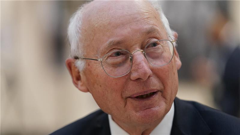 Gebürtiger Stader Stefan Aust (78) tritt ab Stefan Aust startete publizistisch einst mit der Schülerzeitung „wir“ am Stader Gymnasium Athenaeum.