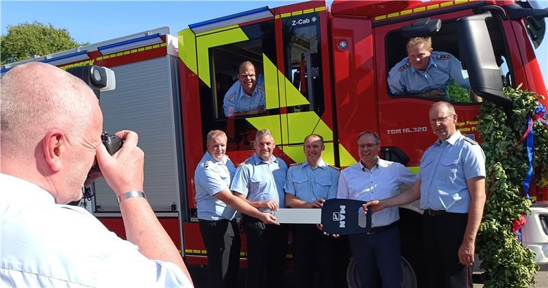 2000-Liter-Tank und Lichtmast: Fredenbeck hat ein neues Super-Löschfahrzeug Stefan Braun (links) nimmt Andre Tiedemann und Thomas Wilkens-Sewing (oben, von links), Morten Homburg, Danny Waltersdorf, Sven Dammann, Matthias Hartlef und Carsten Niebuhr (von links) in den Fokus.