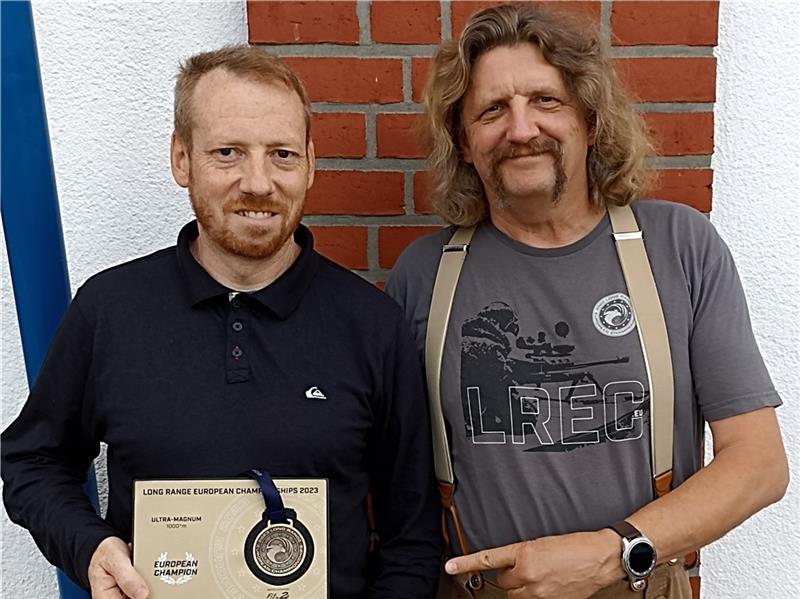 Stader Großkaliberschütze gewinnt EM-Titel in Polen Stefan Clement (links) zeigt stolz seine Medaillen von der Europameisterschaft. Uwe Käppler stimmt dem bewundernd zu. Foto: Schnackenberg