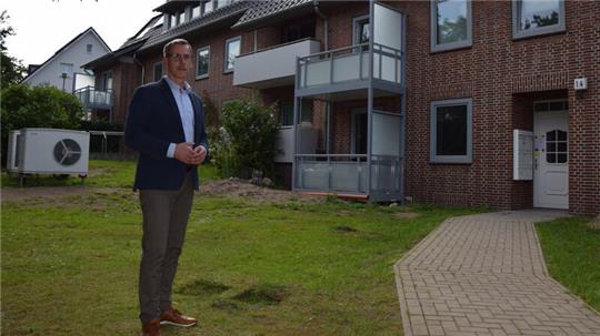 Stefan Conath, Vorstandsvorsitzender der Buxtehuder Wohnungsbaugenossenschaft, steht vor dem Gebäude an der Apensener Straße 14/16, das modernisiert wird. 