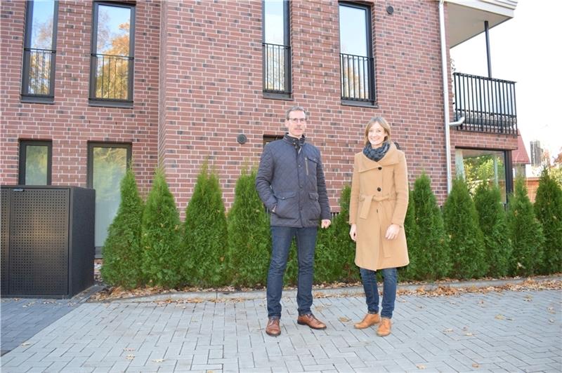 Stefan Conath von der Wohnungsbaugenossenschaft und Maren Klug , Vertriebsleiterin der Stadtwerke, werben für das Mieterstromprojekt. Foto: Wisser