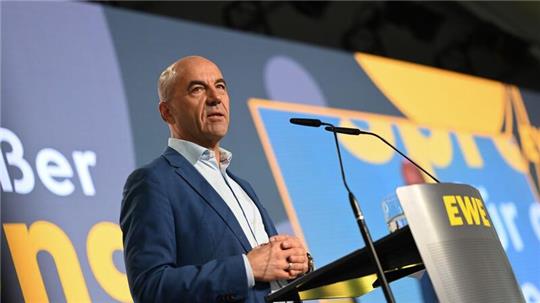 Stefan Dohler, EWE-Vorstandsvorsitzender, spricht vor den Gästen.