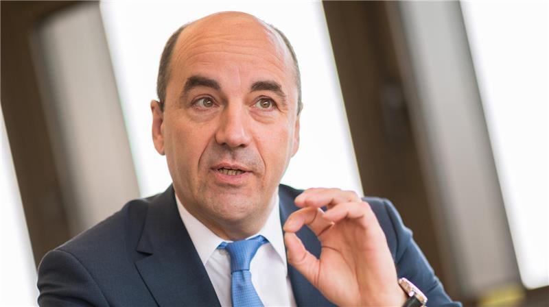 Stefan Dohler, Vorstandsvorsitzender der EWE AG, in der EWE-Zentrale in Oldenburg.