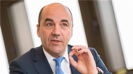 Stefan Dohler, Vorstandsvorsitzender der EWE AG, in der EWE-Zentrale in Oldenburg.