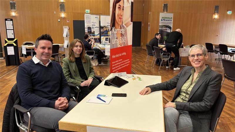 Stefan Draack und Angelina Gaus von der Kreissparkasse Stade tauschten sich vor Beginn des Speed-Datings mit Martina Rokitta von der Sparkasse Stade-Altes Land aus.