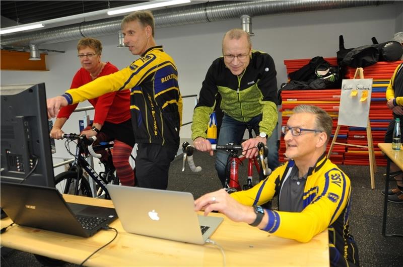 Eröffnung "Kraftwerk": Neue BSV-Sportanlage schlägt voll ein Stefan Gosau rechts und Lars Groß erklären Gabi und Jörg Hansen, wie Radsportler im Winter trainieren können. Fotos: Felsch
