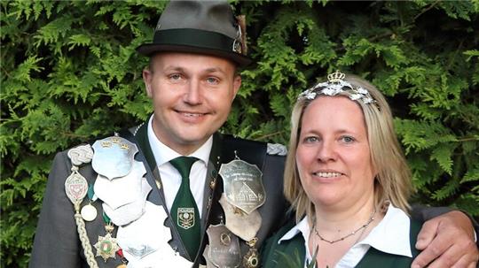 Stefan Heins (links) ist der neue Schützenkönig des Schützenvereins Holvede.