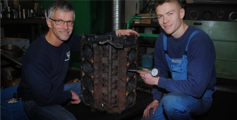 Stefan Hoops und sein Sohn Morten von der Motorenklinik W. Hoops am Ostmoorweg brennen für ihre Motoren: In der Felix-Wankel-Straße baut das Familienunternehmen neu. Foto Vasel