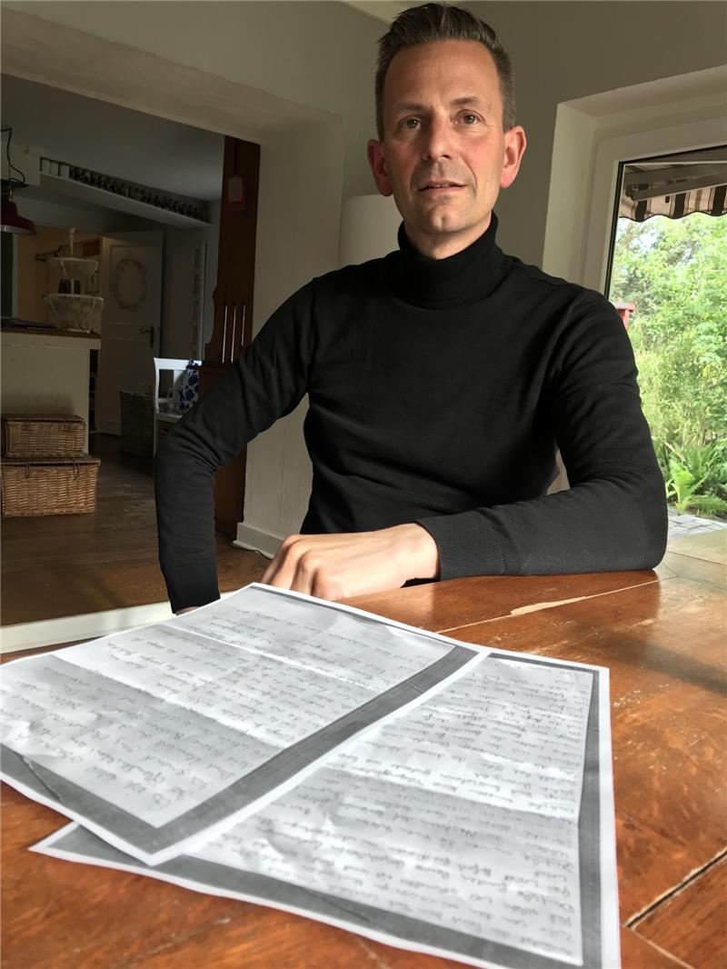Stefan Knütel mit Kopien des zweiten Briefes. Die Originale werden von der Polizei untersucht. Foto: Helfferich