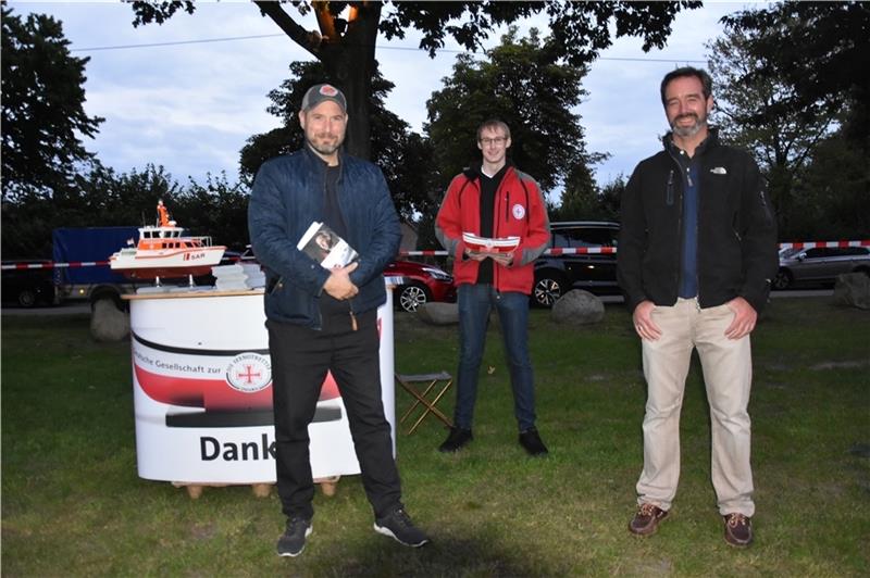 Konkurrenz für Kevin Costner: Zwei Seenotretter berichten von ihren Rettungsaktionen Stefan Kruecken begrüßt die Lebensretter Max Ohme und Lars Hilgert beim Open-Air-Kino Auftakt in Harsefeld (von links). Foto: Felsch