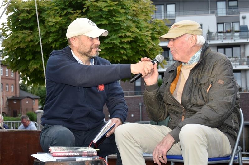 Stefan Kruecken vom Ankerherz-Verlag im Gespräch mit Kapitän Manfred Schleich. Foto: Felsch