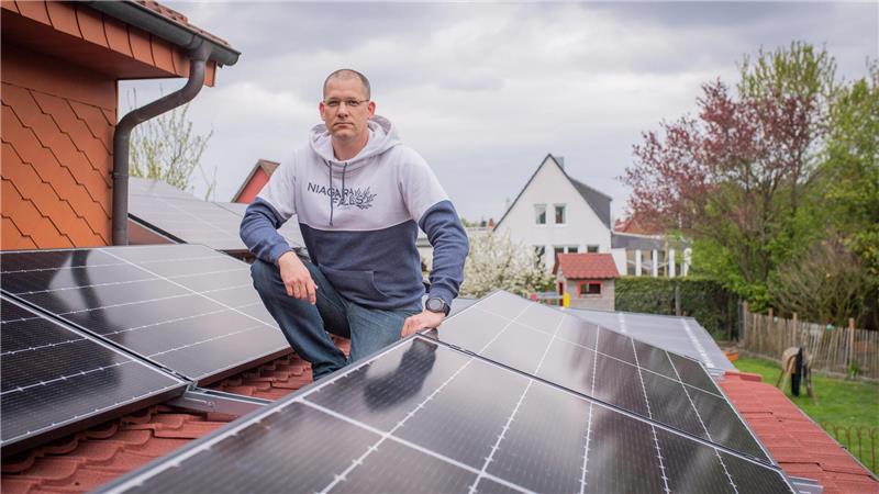 Stefan Lacroix hat sich eine Photovoltaik-Anlage auf dem Dach seines Eigenheims installieren lassen. Was fehlt, ist der Stromzähler seines Netzanbieters, der noch auf sich warten lässt. Foto: Arnd Hartmann