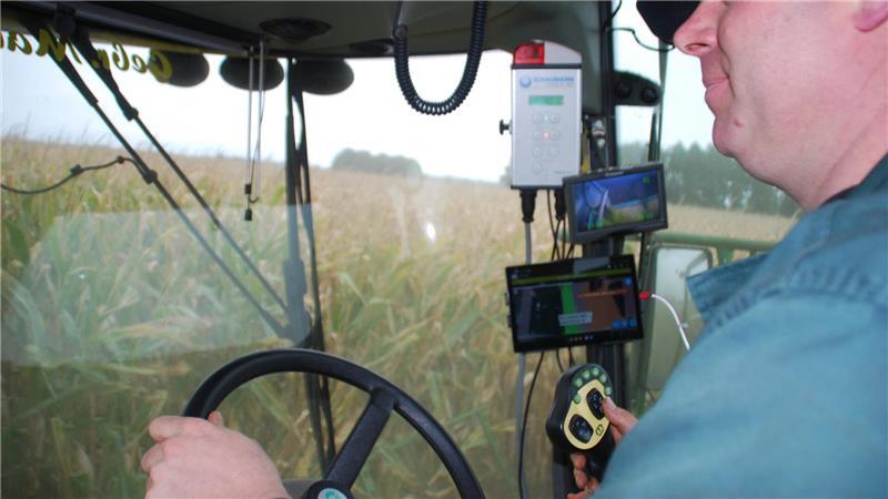 Stefan Makoschey steuert den riesigen Häcksler mit 1100 PS durch das Maisfeld und mäht und zerkleinert mühelos die zwei Meter hohen Pflanzen.